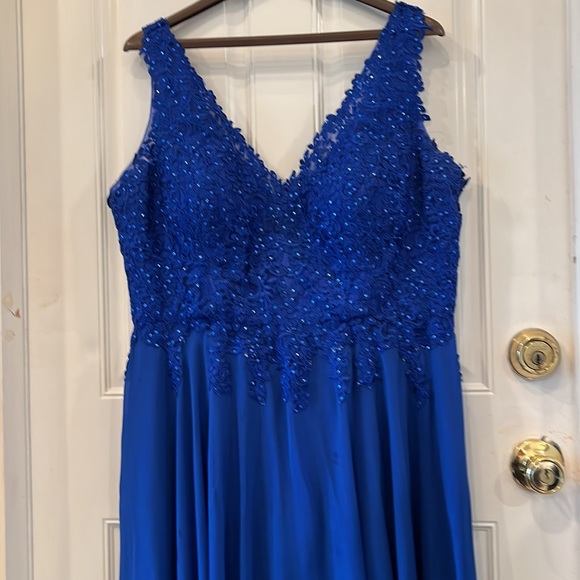 XXL size 12/14 royal blue flowing gown. - Picture 3 of 3